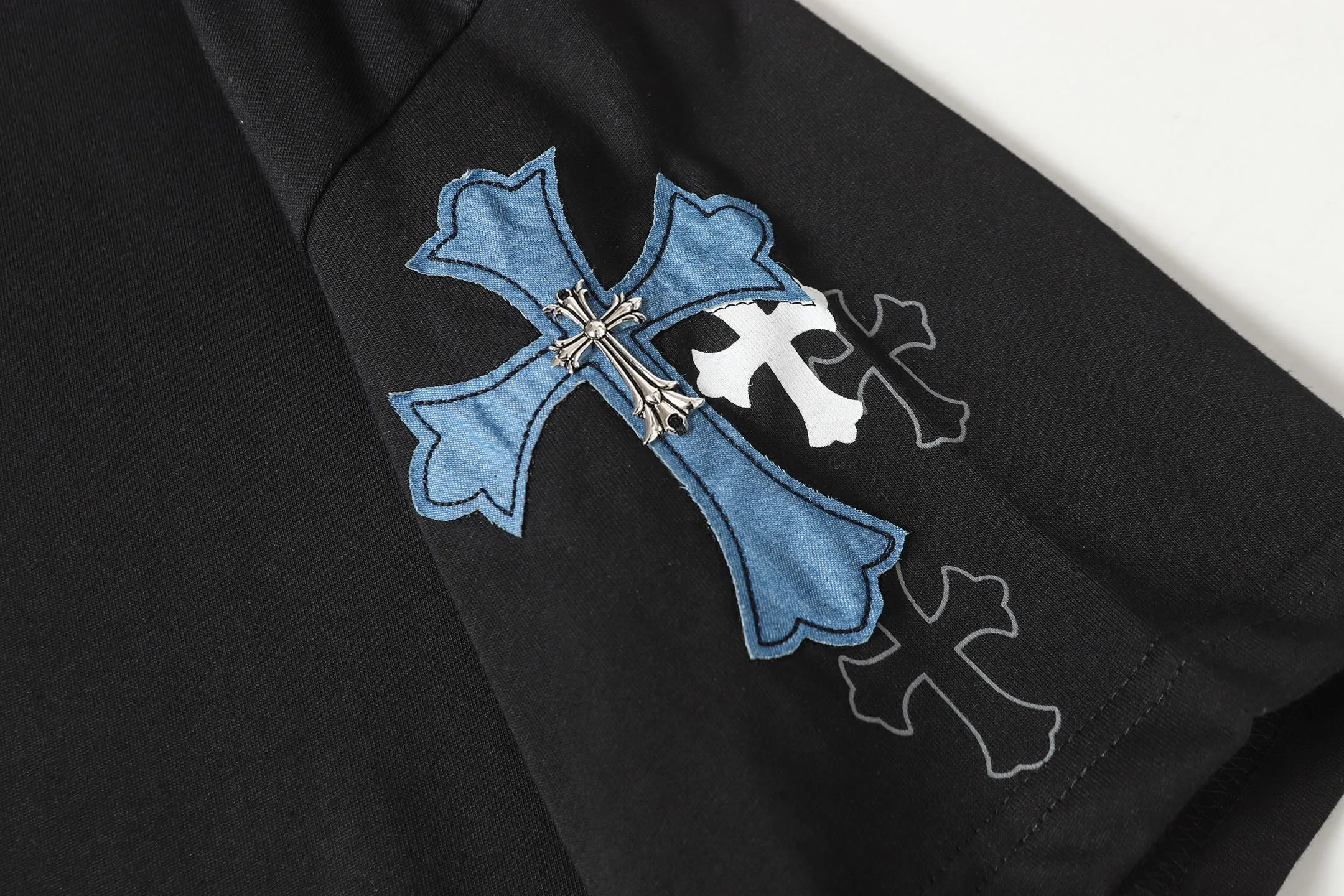 P170 Chrome Hearts CH Chrome Hearts Cross ✝️Denim embroidered Sanskrit short-sleeved T-shirt. Printed using direct injection imported machines. Hardware and accessories are all milled and customized. Correct configuration. Black 2025 Chrome Hearts authentic packaging. 260 grams of custom-dyed double yarn cotton. Large version. Loose and stylish. Differentiated from low version, slim and long version with upper body and hips. 100% commitment: top quality. Not fast food. Highest version on the market. Top quality - different from ordinary versions on the market. If you care about quality, you should also respect the price. Absolutely 0 after-sales service and 0 return rate so far. It’s hard not to love the style - 260g double yarn cotton custom dyed fabric - Correct high-density main mark, washed tag, hand-sewn